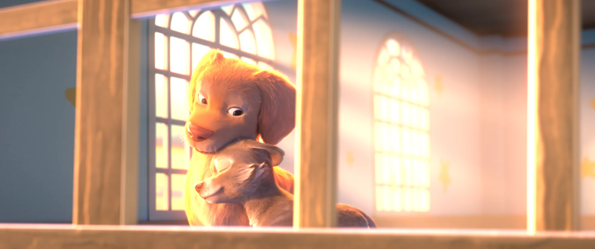 Un perro dorado abraza a un cachorro, que cierra los ojos, junto a una ventana con luz de atardecer.